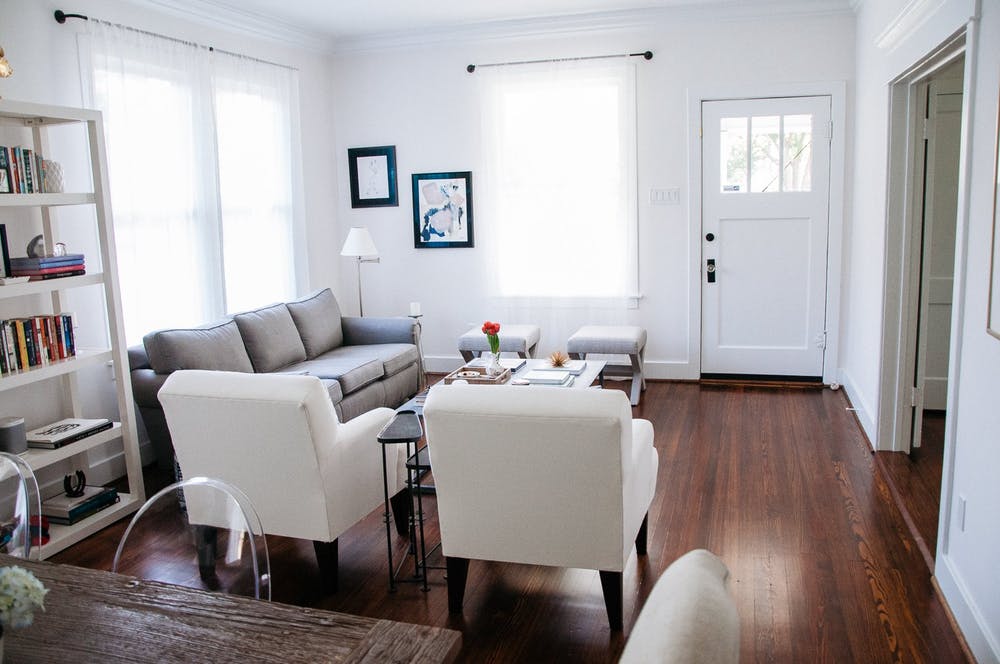 Элегантный интерьер квартиры - картины как элемент декора в белой гостиной
