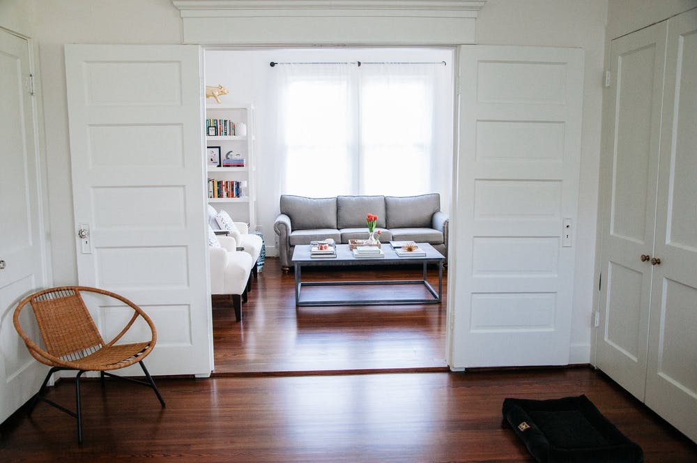 Элегантный интерьер квартиры - плетеное кресло