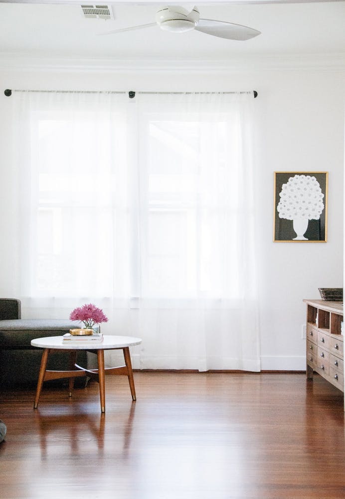 Элегантный интерьер квартиры - журнальный столик с деревянными ножками
