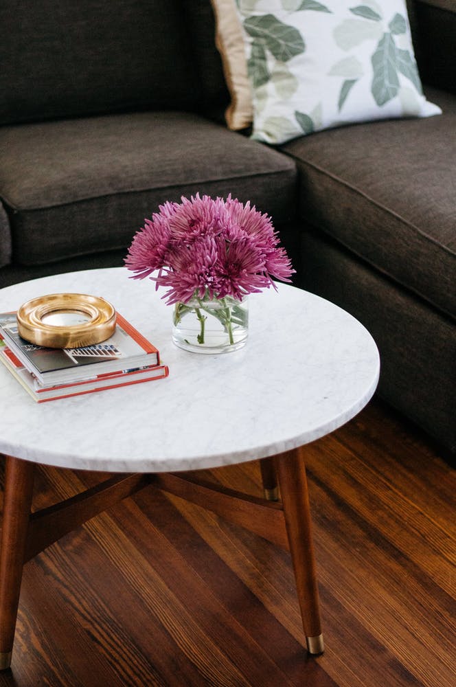 Элегантный интерьер квартиры - журнальный столик с круглой столешницей и деревянными ножками
