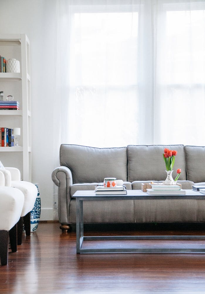 Элегантный интерьер квартиры - серый диван в гостиной