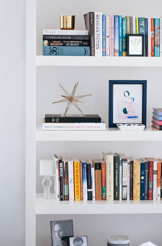 Элегантный интерьер квартиры - белый стеллаж с книгами в гостиной