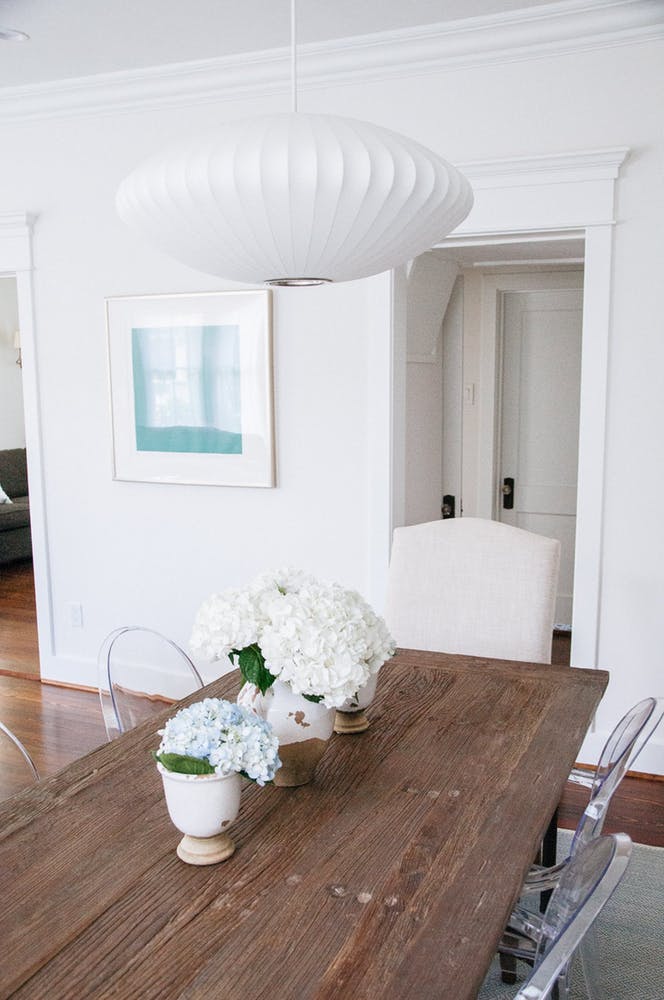 Элегантный интерьер гостиной - белый дизайнерский светильник