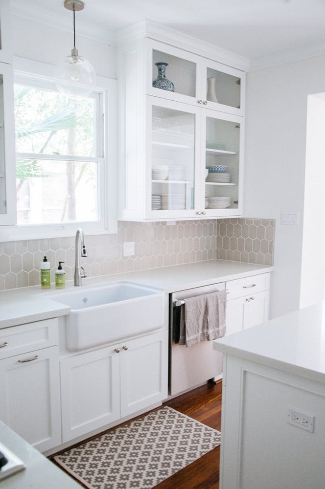 Элегантный интерьер квартиры - белый кухонный гарнитур
