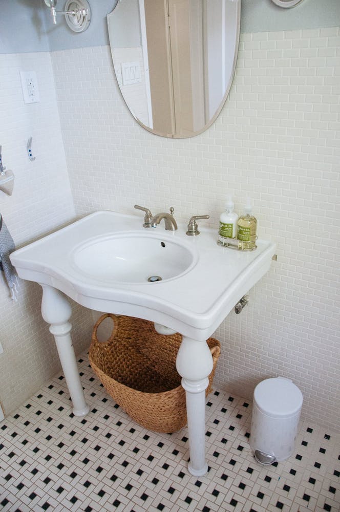 Элегантный интерьер ванной - белая раковина в винтажном стиле