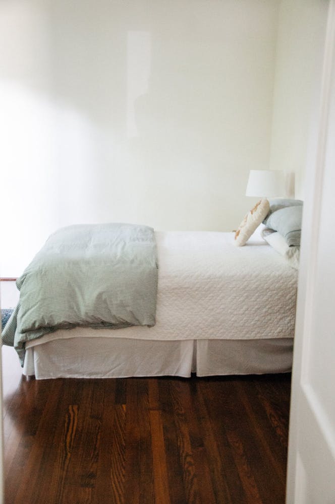 Элегантный интерьер квартиры - белая спальня для гостей
