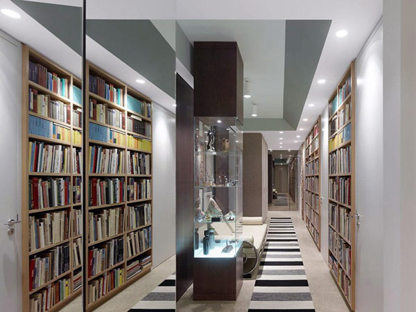 Шкафы с книгами в коридоре квартиры