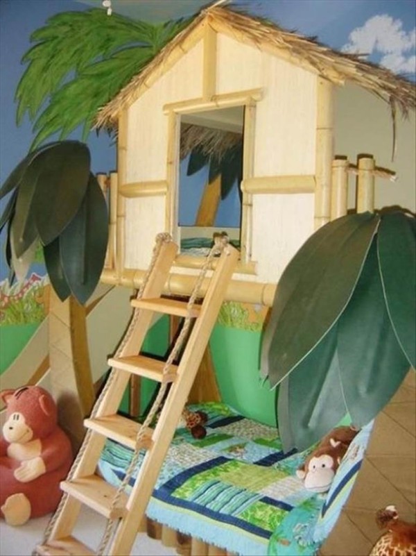 Деревянный игровой домик в детской