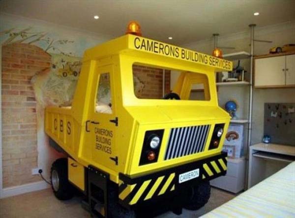 Желтый грузовик в качестве игровой комнаты