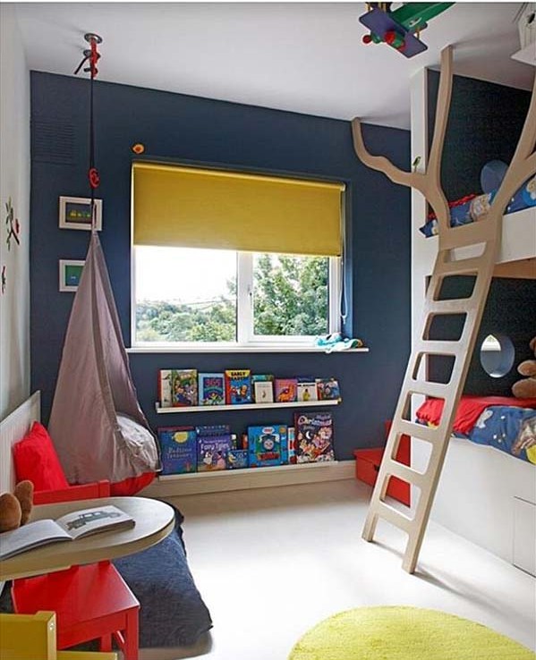 Темно-синяя стена в детской комнате