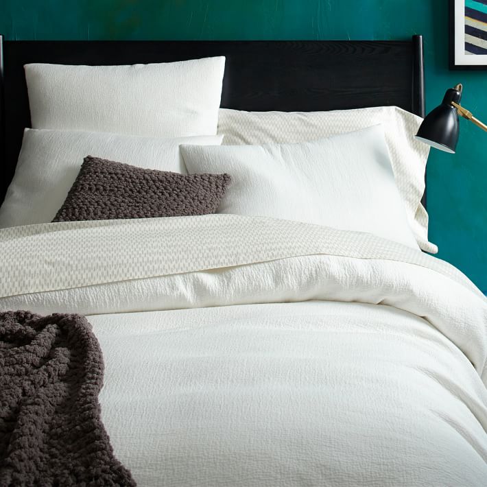 Идеи дизайна спальни - качественное постельное белье белого цвета