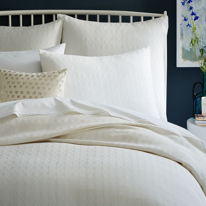 Идеи дизайна спальни - постельное белье белого цвета с узорами