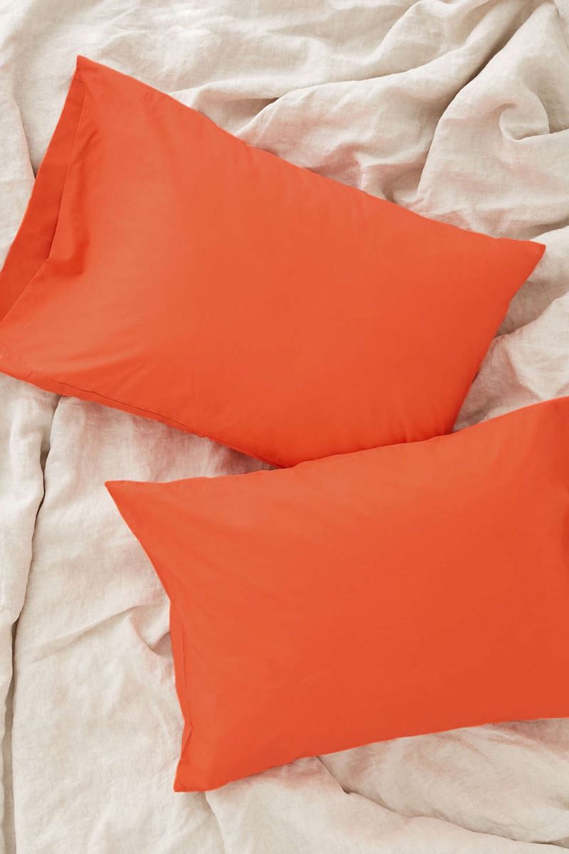 Идеи дизайна спальни - яркие оранжевые подушки
