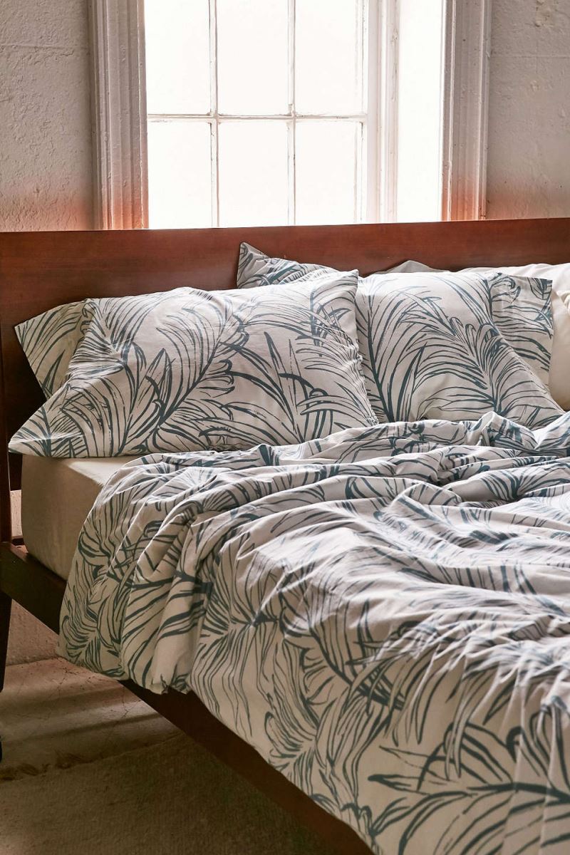 Идеи дизайна спальни - постельное белье с растительным рисунком