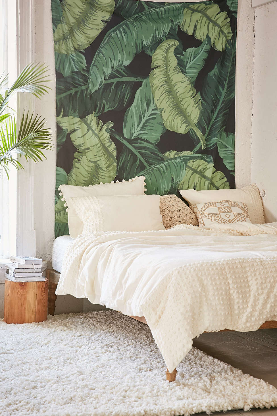 Идеи дизайна спальни - гобелен с рисунком тропических листьев