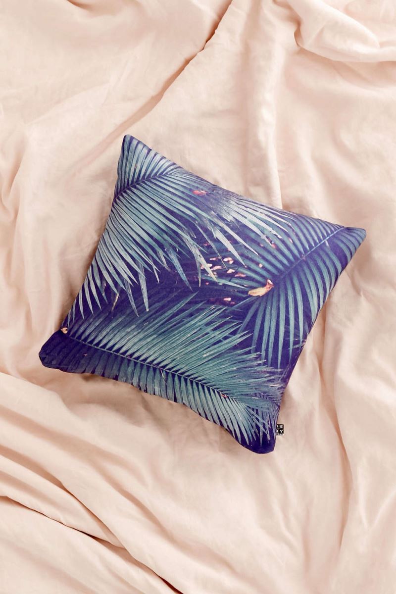 Идеи дизайна спальни - подушка с рисунком тропических листьев
