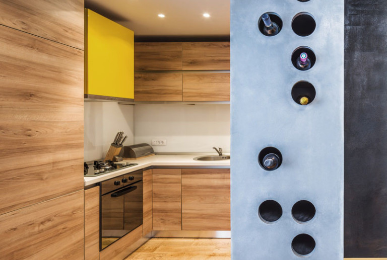 Фреска в интерьере квартиры: кухня оживлена ярко-жёлтым колпаком вытяжки
