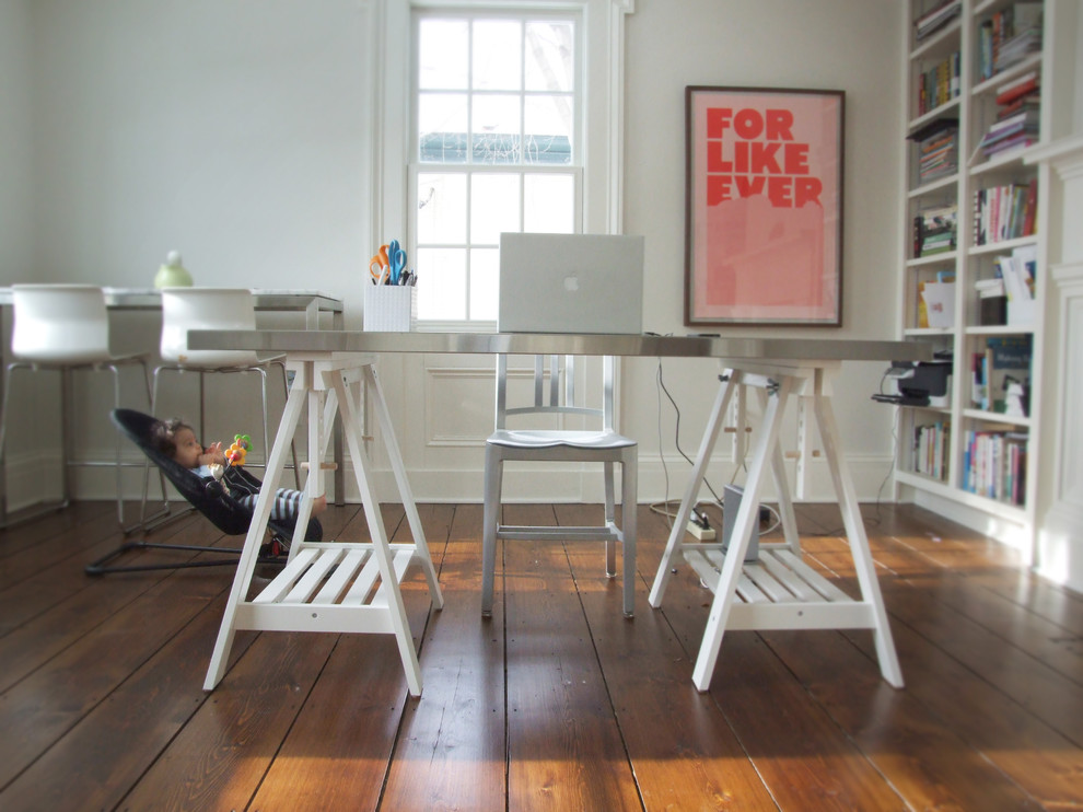 Оригинальный дизайн интерьера домашнего офиса для двоих от Lisa Fyfe