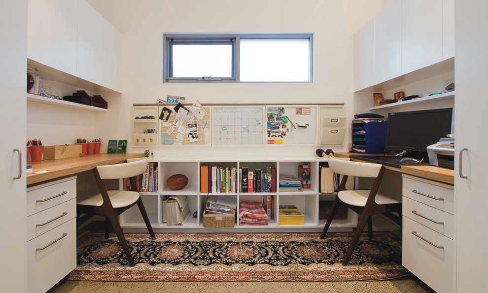 Оригинальный дизайн интерьера домашнего офиса для двоих от Kristie Paul