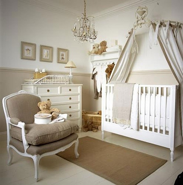 Белая кроватка для новорожденных
