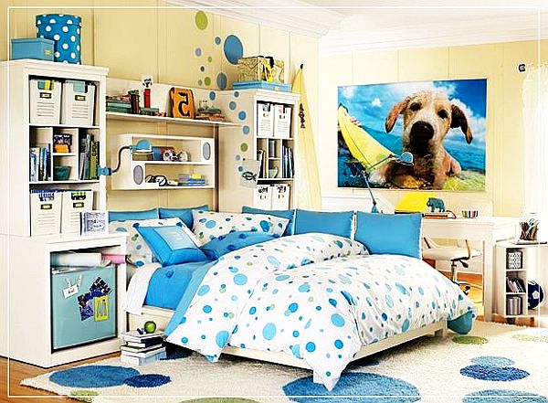 Постер с собакой на стене в голубой спальне