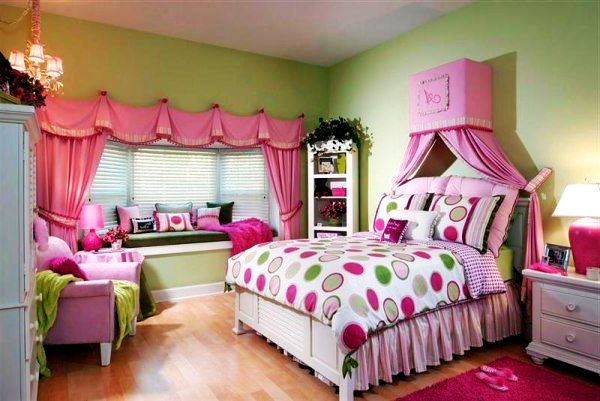 Сочетание розового и оливкового в оформлении спальни для девочки