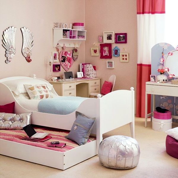 Гламурная спальня в бело-розовых тонах