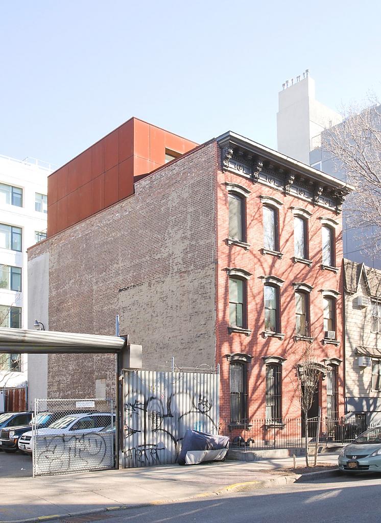 Внешний вид кирпичного особняка, в котором расположена двухуровневая квартира в Бруклине