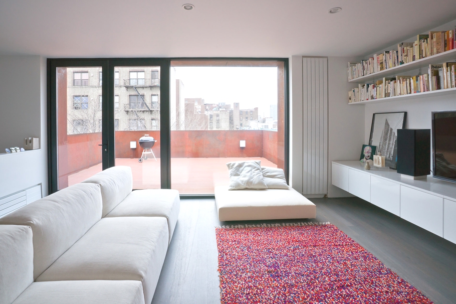 Интерьер гостиной в белых тонах в двухуровневой квартире в Бруклине