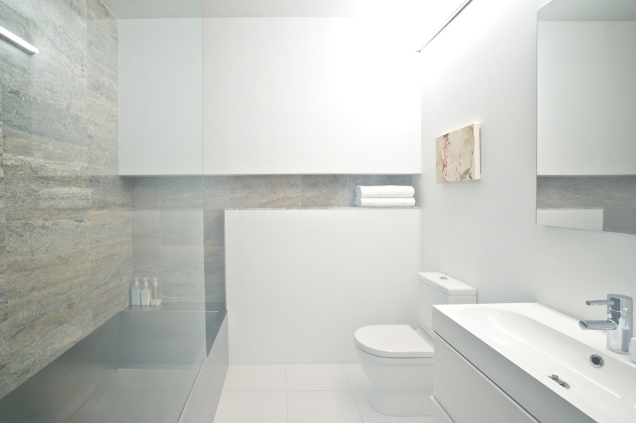 Белая ванная с элементами мрамора в двухуровневой квартире в Бруклине