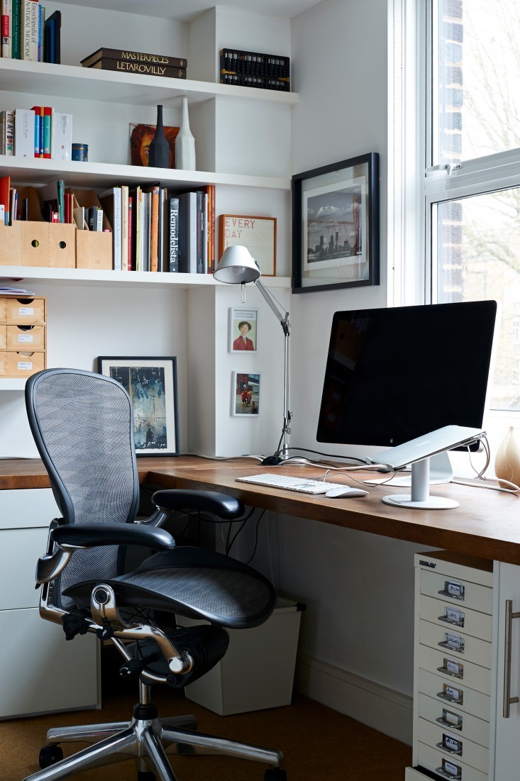 Идея дизайна домашнего офиса: хорошо освещенное рабочее место настроит на активную деятельность в течение дня