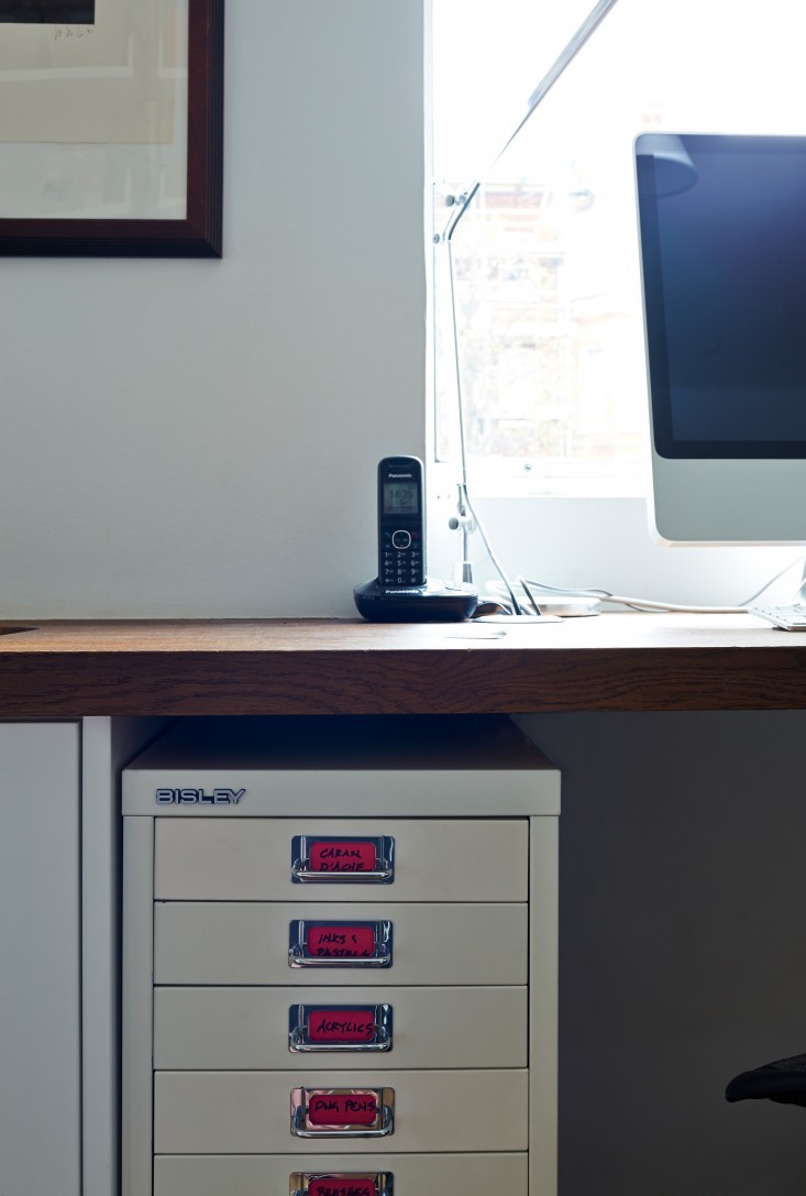 Идея дизайна домашнего офиса: металлические шкафчики предоставят больше возможностей для архивирования