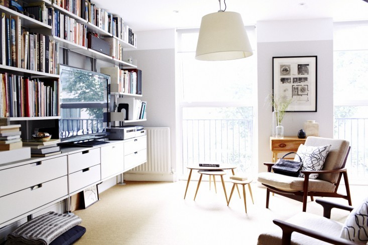 Идея дизайна домашнего офиса: полки, заполненные книгами, и мягкие кресла сделают атмосферу домашней