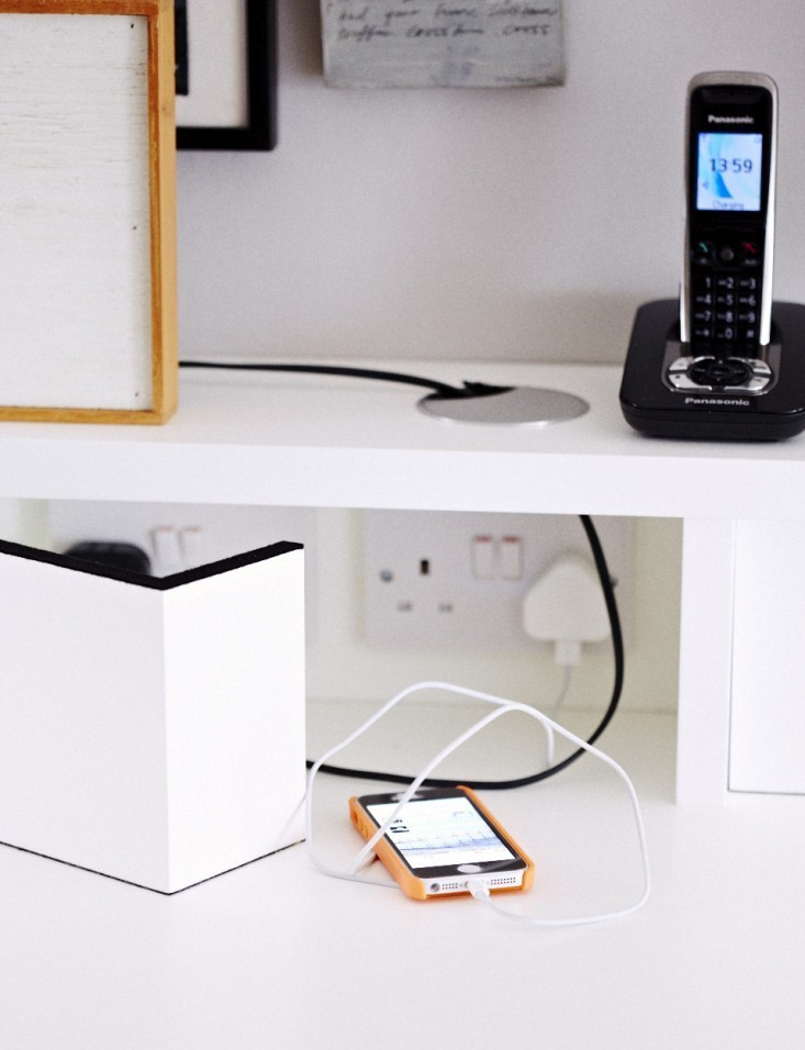 Идея дизайна домашнего офиса: все провода собраны в одном месте при помощи заглушки для стола