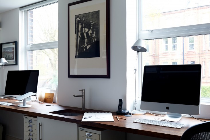 Причудливая идея дизайна домашнего офиса на двоих прямо возле раковины для людей творческих профессий, часто делающих зарисовки