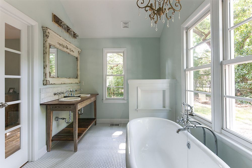 Идеи дизайна интерьера современной ванной с антикварным столиком