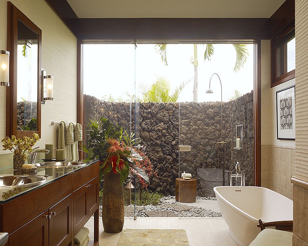 Идеи дизайна интерьера современной ванной с тропическими растениями.
