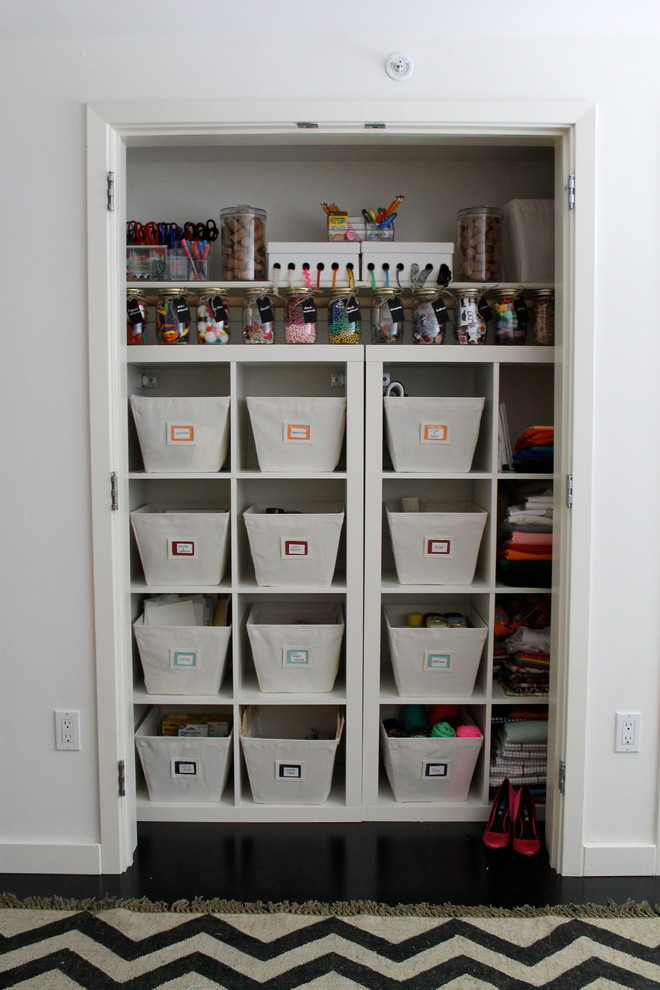 Идеи для хранения вещей: встроенный шкаф с канцелярскими принадлежностями