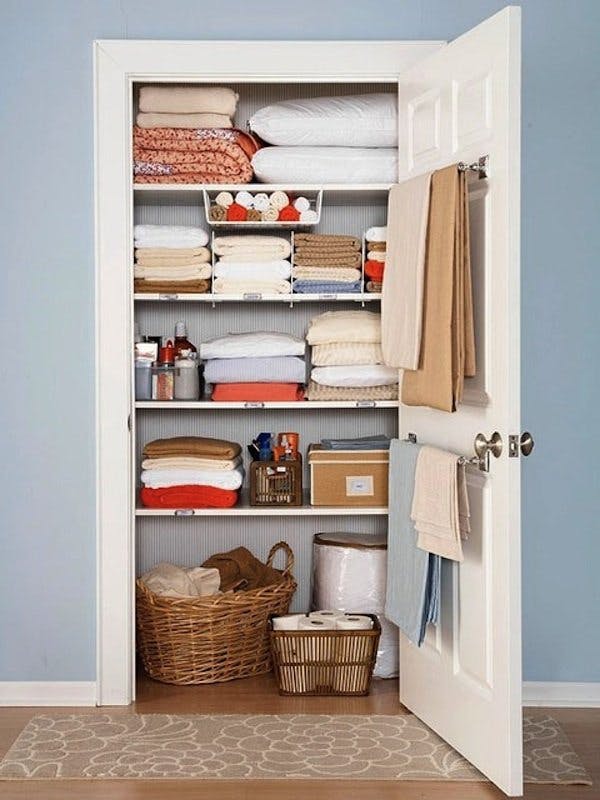 Идея хранения постельного белья: встроенный шкаф