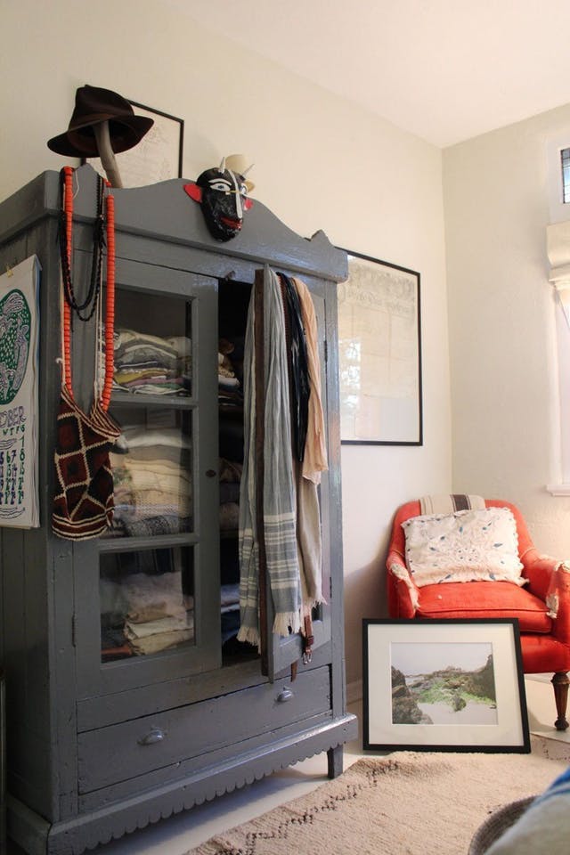 Идея хранения постельного белья: шкаф в винтажном стиле