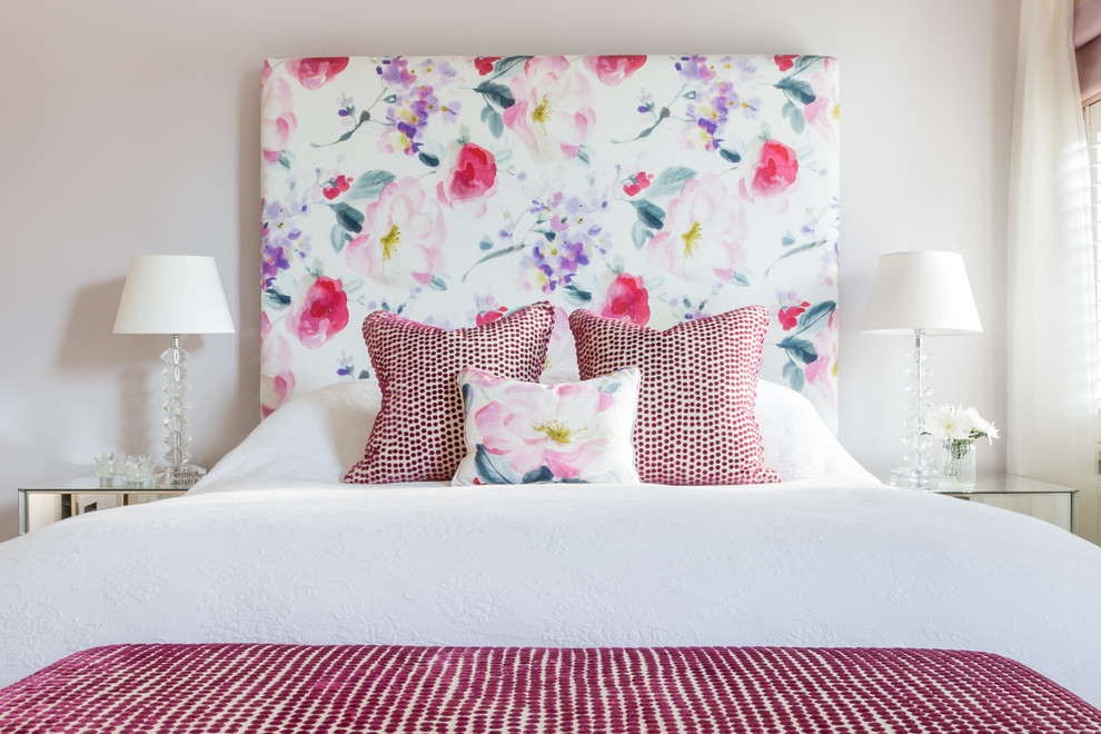 Идеи интерьера спальни: яркий цветочный принт в изголовье кровати