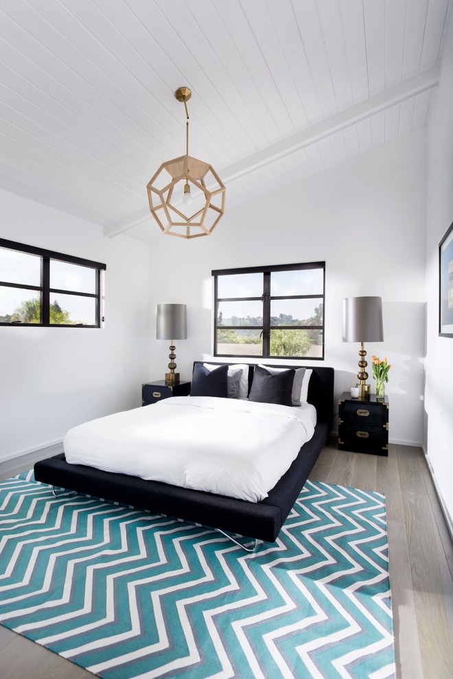 Идеи интерьера спальни: яркий коврик с геометрическим узором