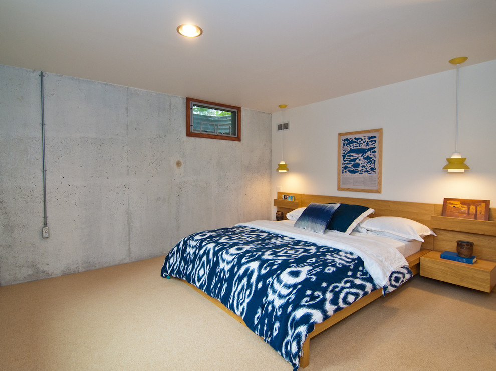Идеи интерьера спальни: ярко-синее покрывало