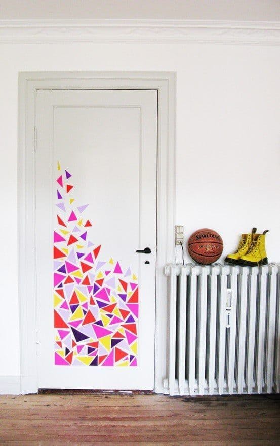 Идеи обновления комнат: дверь комнаты мозаикой из цветных треугольников