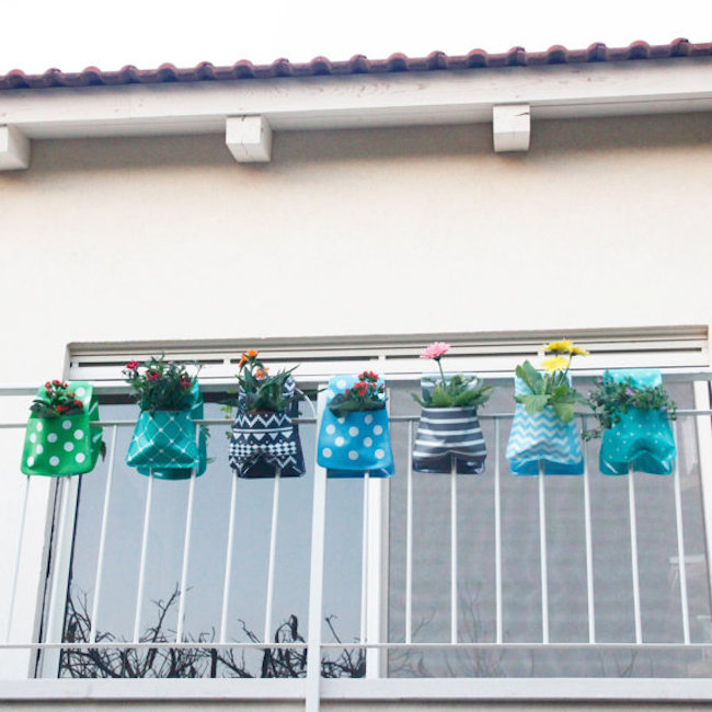 Идея оформления балкона цветочными сумками