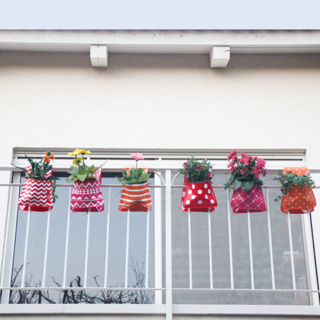 Идея оформления балкона яркими цветочными сумками