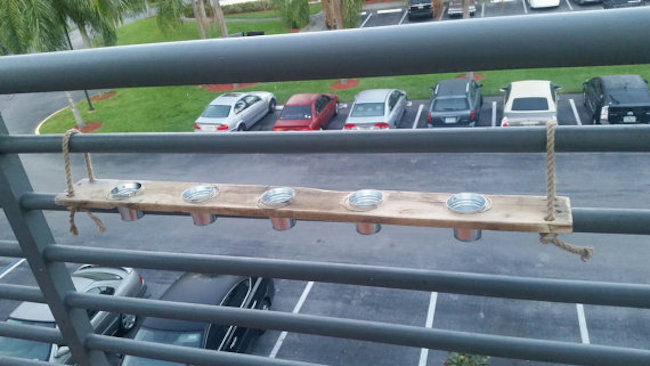 Оформление балкона с помощью подсвечников