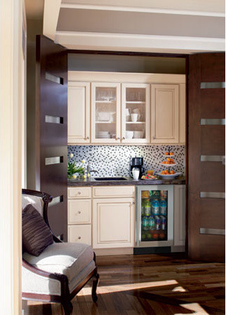 Бар-холодильник в кухонной области Jamie Gold, CKD, CAPS
