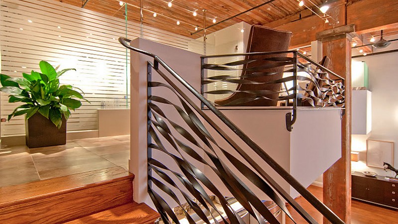 Лестница с уникальными металлическими перилами в лофт-апартаментах