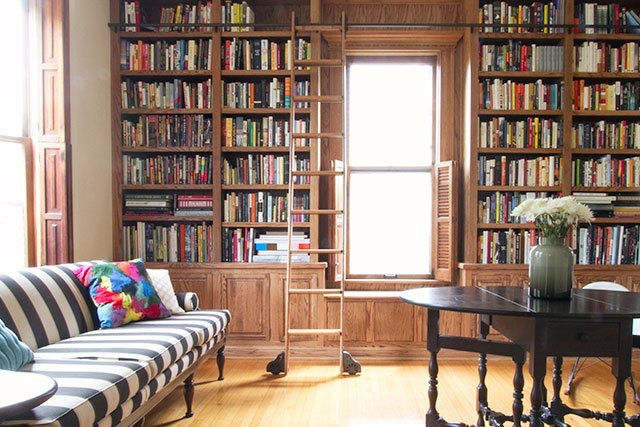 Необычный интерьер домашней библиотеки: массивный шкаф